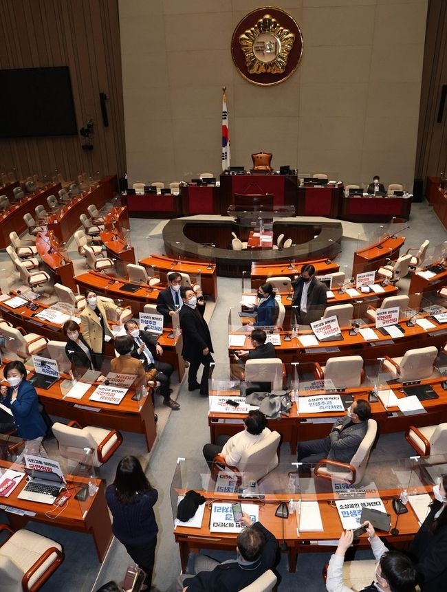 맹성규 여당 간사를 비롯한 더불어민주당 국회 예결위원들이 18일 오후 예결위 회의가 정회된 뒤 국회 예결위 회의장에 남아 회의 속개 촉구 농성을 시작하고 있다.