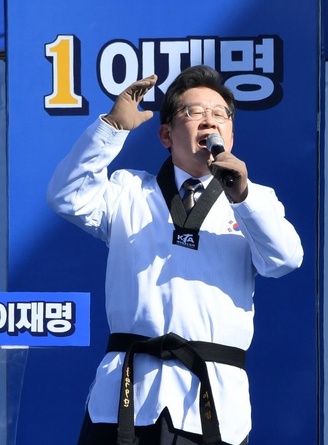 이재명 더불어민주당 대선 후보가 20일 경기 수원시 만석공원에서 열린 유세에서 지지를 호소하고 있다. 