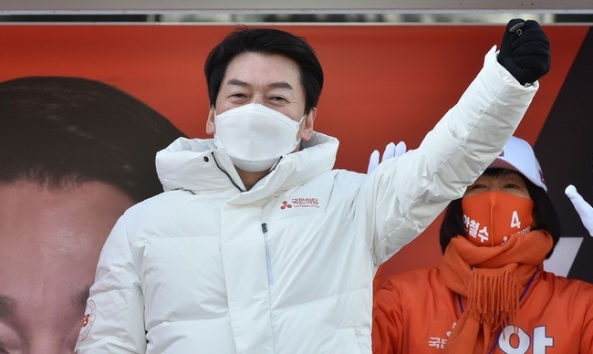 제20대 대통령선거 공식 선거운동 첫날인 지난 15일 오전 안철수 국민의당 대선 후보가 경북 구미역 광장 앞에서 시민들에게 지지를 호소하고 있다.