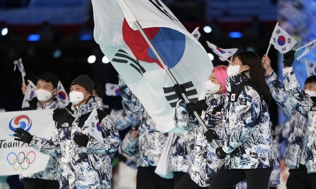 지난 4일 중국 베이징 국립 경기장에서 열린 2022 베이징 동계올림픽 개막식에서 기수 곽윤기, 김아랑과 함께 대한민국 선수단이 입장하고 있다. (사진=뉴시스 제공)