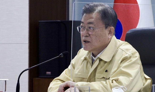 문재인 대통령이 30일 오전 청와대 국가위기관리센터에서 북한의 중거리 탄도미사일 발사와 관련해 국가안전보장회의(NSC)를 주재하고 있다. (사진=청와대 제공) 