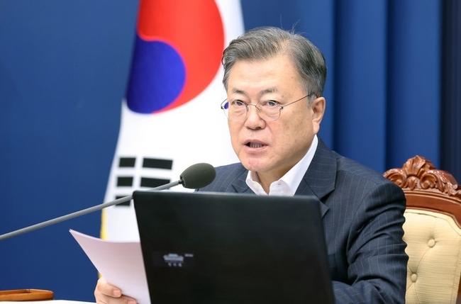  문재인 대통령이 22일 청와대 여민관에서 열린 영상국무회의에서 발언하고 있다. (사진=뉴시스 제공)