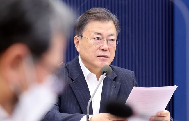  문재인 대통령이 22일 청와대 여민관에서 열린 영상국무회의에서 발언하고 있다.(사진=뉴시스 제공)