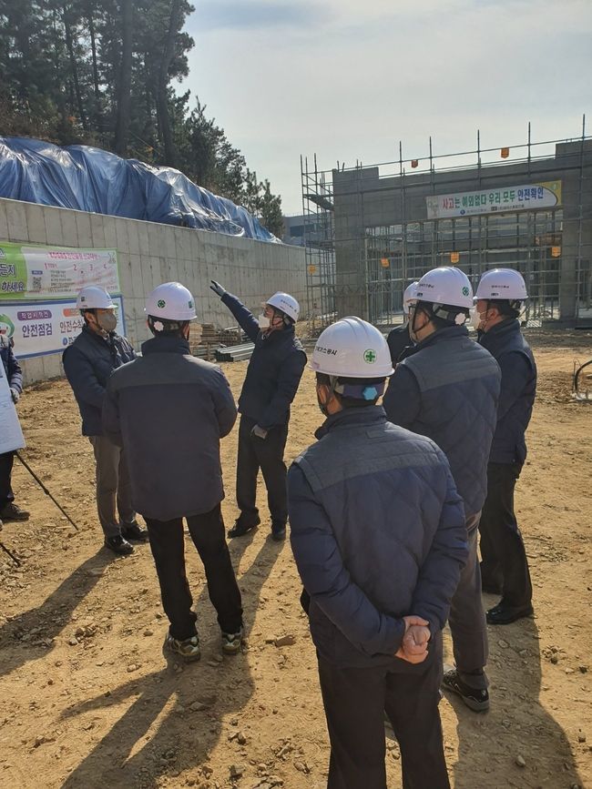 대구 혁신도시 수소충전소 건설현장 CEO 특별안전점검 중인 채희봉 한국가스공사 사장