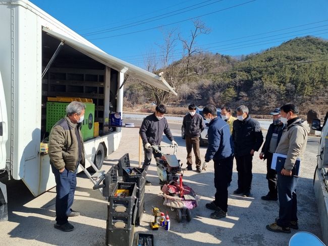 22일 남지읍 아지마을에서 안전교육 및 순회수리를 진행하고 있다.