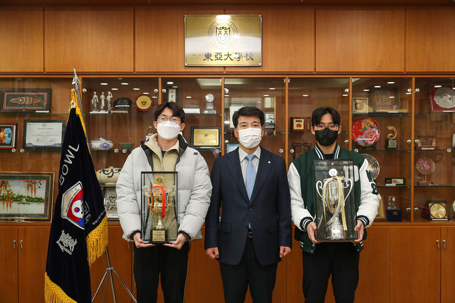 제61회 전국대학 미식축구 선수권(타이거볼)에서 우승한 동아대 레오파즈 현민석(맨 왼쪽) 2021년 주장과 이수빈(맨 오른쪽) 2022년 주장이 이해우 총장과 기념촬영을 하고 있다.