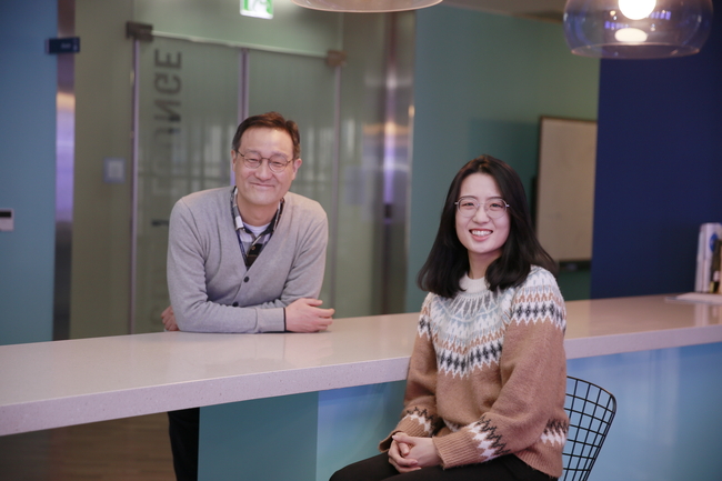 아산사회복지재단 의생명과학분야 장학생으로 선정된 강유진 대학원생(오른쪽)과 이자일 지도교수(왼쪽)