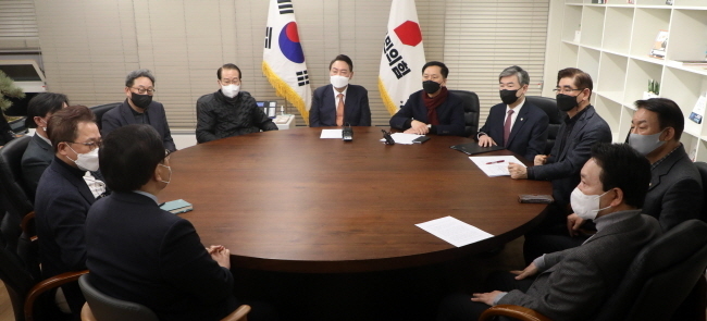 윤석열 국민의힘 대선 후보가 24일 오후 서울 여의도 국민의힘 중앙당사에서 열린 우크라이나 사태 관련 긴급대책회의를 주재하고 있다. 