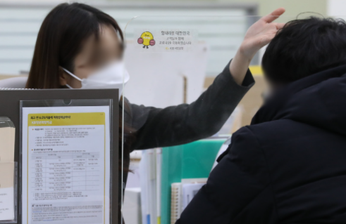 연 최고 10%대 금리가 적용되는 청년희망적금이 출시된 21일 서울 영등포구 국민은행 여의도영업부점에서 안내문이 게시돼 있다. 청년희망적금은 가입일 기준 만19세에서 34세가 신청 가능하다. 국민·기업·농협·신한·우리·하나·광주·대구·부산·전북·제주은행에서 대면 및 비대면으로 진행된다. 출시 첫주인 이날부터 25일까지는 5부제를 적용한다. 이날은 91·96·01년생이 신청할 수 있다. (사진=뉴시스 제공)