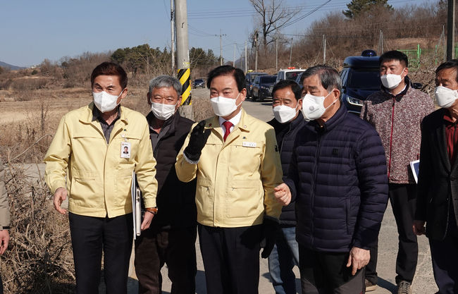  지난 24일 한정우 군수가 도로사업 건의 현장을 점검하고 있다.