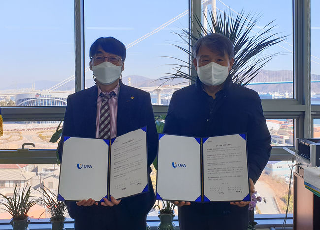 울산항만공사 이형락 본부장과(좌) 김재균 사장이 직무청렴계약을 체결하고 기념사진을 찍고 있다.
