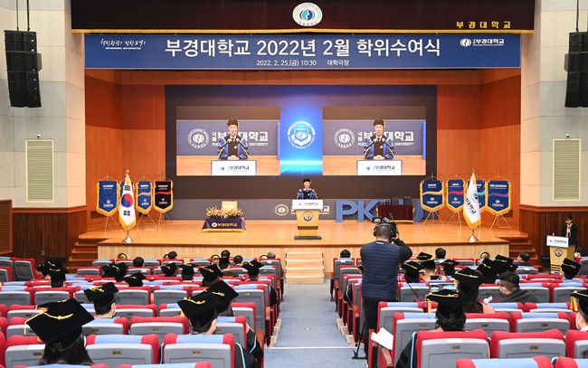학위수여식 전경 사진. 캠퍼스에서 기념촬영하는 졸업생들 사진.