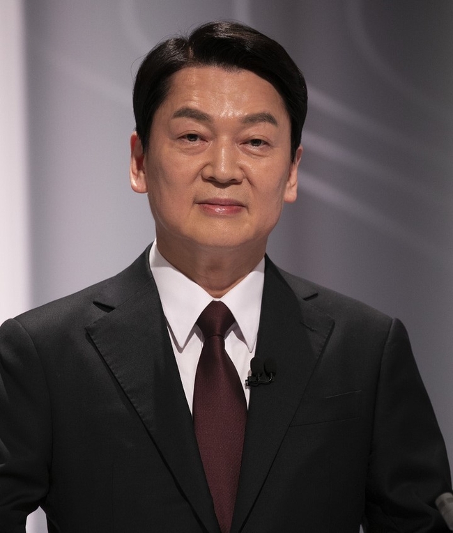 국회사진기자단 = 안철수 국민의당 대선 후보가 25일 서울 마포구 SBS 프리즘타워 오디토리움에서 열린 중앙선거관리위원회 주관 두 번째 TV 토론회 준비를 하고 있다.