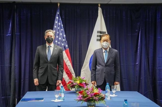 정의용 외교부장관이 12일(현지시간) 하와이 호놀룰루 아시아·태평양안보연구소(APCSS)에서 토니 블링컨 미국 국무장관과 한·미 외교장관 회담 전 기념촬영을 하고 있다. (사진=외교부 제공)