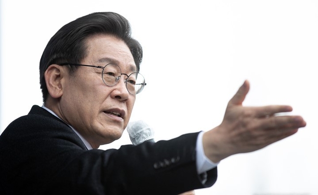 이재명 더불어민주당 대선 후보가 26일 경기 김포 사우문화체육광장에서 유세를 열고 지지를 호소하고 있다.