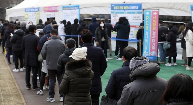 코로나19 신규 확진자가 16만5890명으로 집계된 25일 오전 서울 송파구 보건소 선별진료소에서 시민들이 검사를 받기 위해 대기하고 있다.
