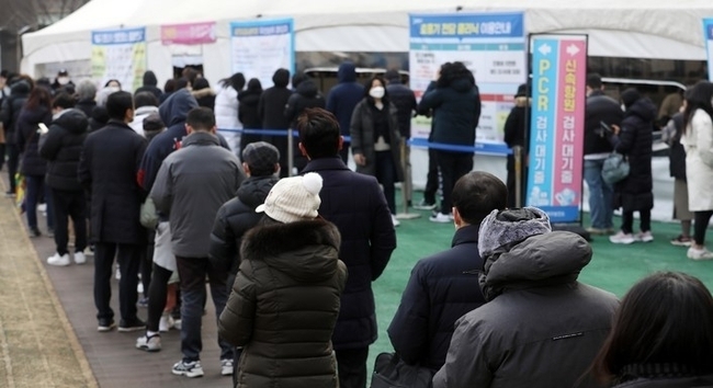 코로나19 신규 확진자가 16만5890명으로 집계된 25일 오전 서울 송파구 보건소 선별진료소에서 시민들이 검사를 받기 위해 대기하고 있다.