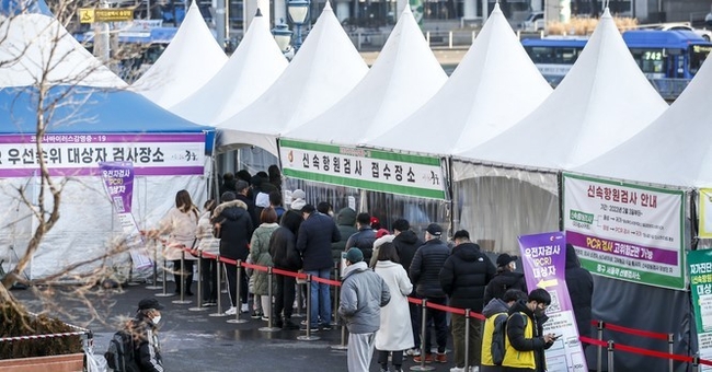 0시 기준 국내 코로나19 신규 확진자가 16만3566명으로 사흘째 16만 명대를 이어가고 있는 27일 오전 서울 중구 서울역광장에 설치된 코로나19 임시선별검사소를 찾은 시민들이 검사를 위해 줄 서 있다.