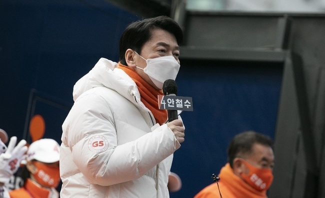 국회사진기자단 = 안철수 국민의당 대선 후보가 26일 서울 종로구 광장시장 인근에서 시민들을 향해 지지를 호소하고 있다.