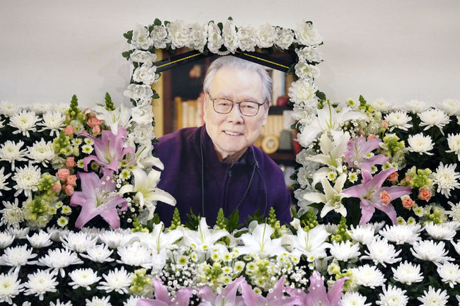 초대 문화부 장관을 역임한 이어령 이화여대 명예석좌교수가 암 투병 끝에 지난 26일 별세했다. 사진은 이날 서울 종로구 서울대병원 장례식장에 마련된 빈소에 놓인 영정. 2022.02.26. (사진=청와대 제공)