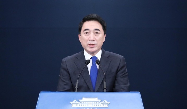 박수현 청와대 국민소통수석이 24일 오후 청와대 춘추관에서 우크라이나 사태 관련 브리핑을 하고 있다.