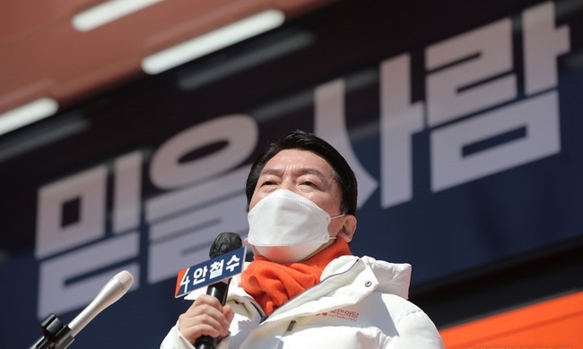 안철수 국민의당 대선 후보가 27일 오후 전남 순천 아랫장에서 시민들을 향해 지지를 호소하고 있다.