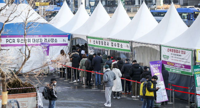 27일 오전 서울 중구 서울역광장에 설치된 코로나19 임시선별검사소를 찾은 시민들이 검사를 위해 줄 서 있다. / 사진=뉴시스 제공