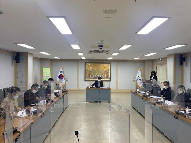 대구 수성구(김대권 구청장)는 지난 25일 제1차 보육정책심의 위원회를 개최하여 올해 보육사업 시행계획 및 어린이집 설치 수급계획 등 7개 안건을 심의했다.