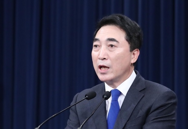 박수현 청와대 국민소통수석이 24일 오후 청와대 춘추관에서 우크라이나 사태 관련 브리핑을 하고 있다. (사진=뉴시스 제공)