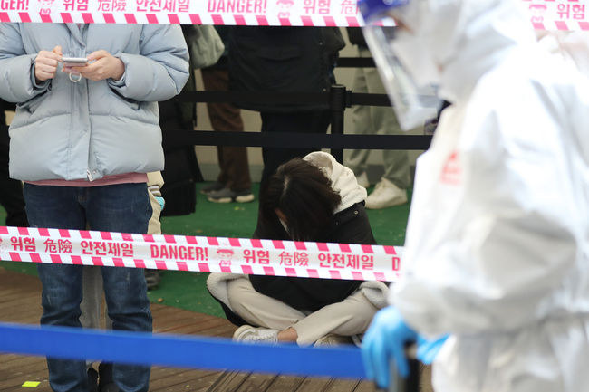 코로나19 신규 확진자가 19만8803명으로 집계된 3일 오전 서울 송파구보건소 선별검사소에서 한 시민이 자리에 앉아서 대기하고 있다. / 사진=뉴시스 제공
