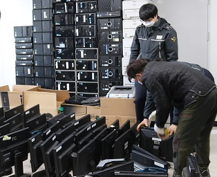 평택해양경찰서 직원이 무상 기증할 컴퓨터를 점검하고 있다.