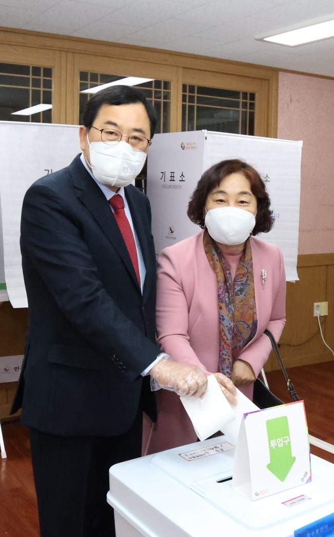 주낙영 경주시장이 4일 오전 8시 경주시 농업기술센터에 마련된 사전투표소에서 배우자 김은미 여사와 함께 투표를 하고 있다.