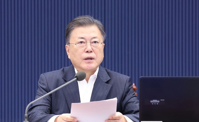 문재인 대통령이 지난달 22일 청와대 여민관에서 열린 영상국무회의에서 발언하고 있다. (사진=뉴시스 제공)