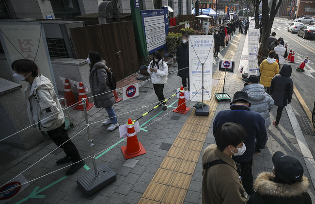 0시 기준 국내 코로나19 신규확진자가 26만6853명으로 역대 최다를 경신한 4일 오전 서울 중랑구 중랑구보건소 코로나19 선별진료소를 찾은 시민들이 검사를 받기 위해 줄 서 있다. /사진=뉴시스 제공