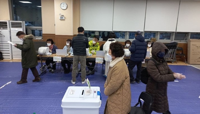  제20대 대통령선거 사전투표 첫날인 4일 오후 유권자들이 강원도 춘천시 강남동 사전투표소(춘천남부노인복지관)에서 참정권을 행사하고 있다.