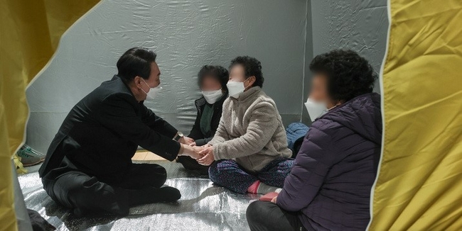 윤석열 국민의힘 대선 후보가 4일 경북 울진군 울진국민체육센터에 마련된 이재민 보호소를 방문해 산불에 대피한 주민들을 위로하고 있다.