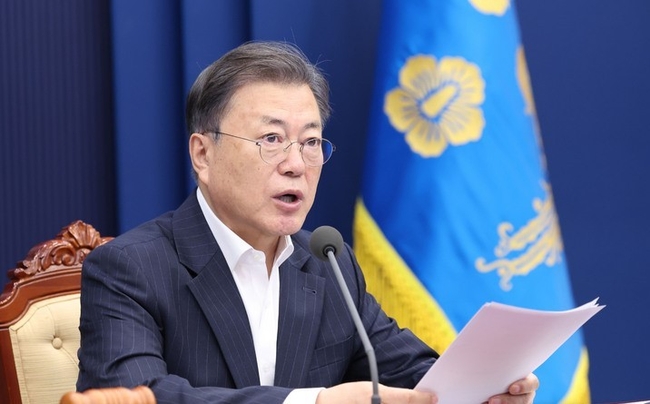 문재인 대통령이 지난달 22일 청와대 여민관에서 열린 영상국무회의에서 발언하고 있다.