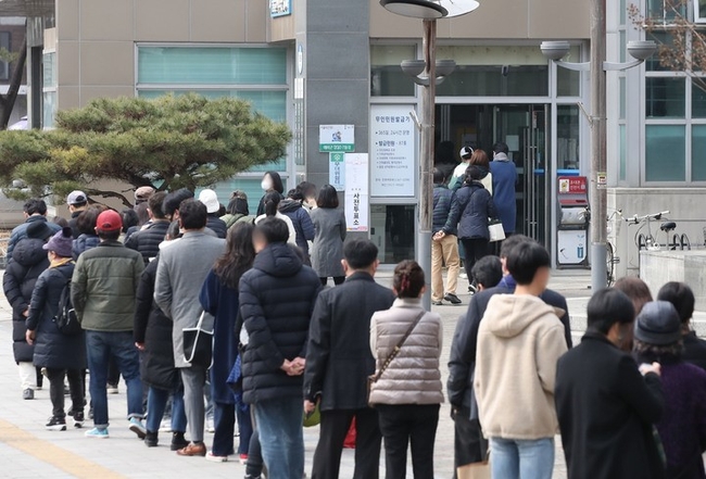 제20대 대통령선거 사전투표 첫날인 4일 오후 서울 송파구 잠실2동 사전투표소에서 유권자들이 투표를 하기 위해 줄서 기다리고 있다.