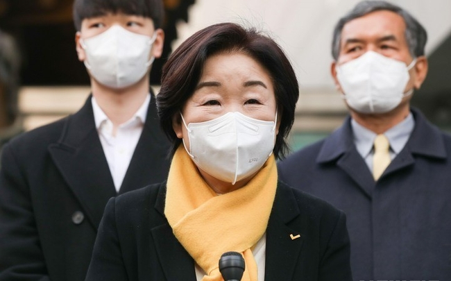 국회사진기자단 = 심상정 정의당 대선 후보가 4일 오전 서울 종로구 혜화동 주민센터에 설치된 사전투표소에서 사전투표를 마친 후 소감을 말하고 있다.