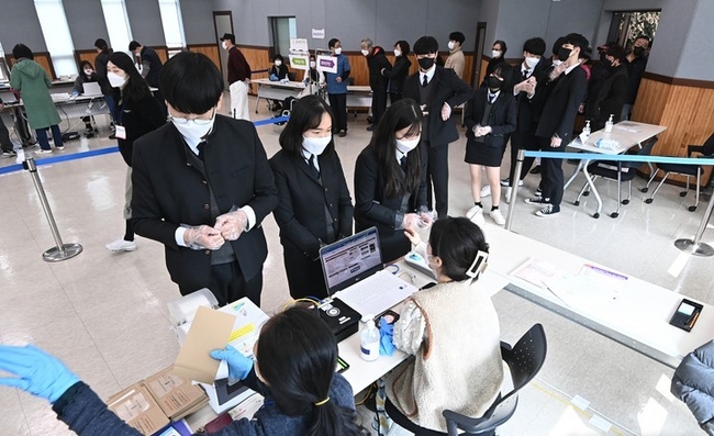 제20대 대통령선거 사전투표가 시작된 4일 오후 경기도 수원시 장안구 연무동 행정복지센터 사전투표소에서 삼일공업고등학교 3학년인 만 18세 학생 유권자들이 첫 투표를 하기위해 투표용지를 배부받고 있다.