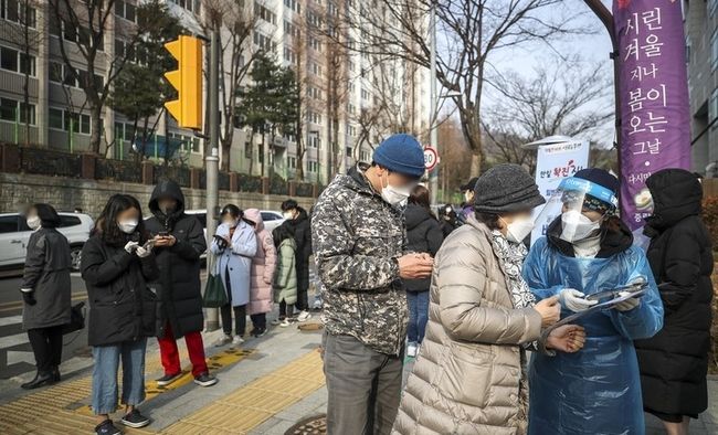 지난 4일 오전 서울 중랑구 중랑구보건소 코로나19 선별진료소를 찾은 시민들이 검사를 받기 위해 줄 서 있다.