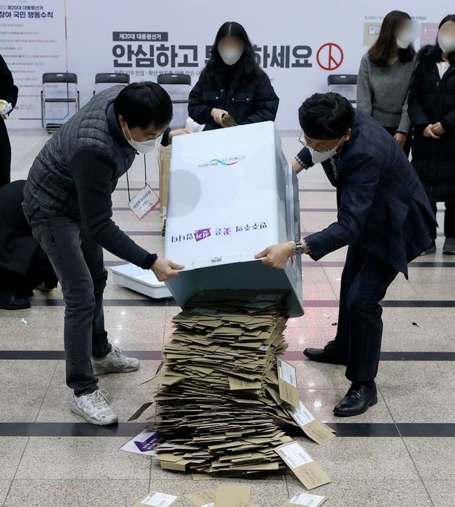 제20대 대통령 선거 사전투표가 끝난 5일 오후 서울역에 설치된 남영동 사전투표소에서 관계자들이 투표함을 열고 있다.