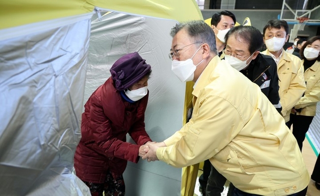  강원ㆍ경북 산불현장 방문에 나선 문재인 대통령이 6일 경북 울진군 울진국민체육센터에 마련된 대피소를 방문, 이재민을 위로하고 있다.