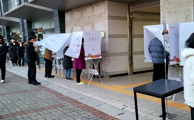 5일 오후 충남 천안시 서북구 쌍용2동 사전투표소에서 투표가 진행되고 있다. (사진 제공=뉴시스) 
