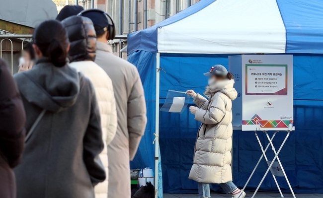 제20대 대통령선거 사전투표 이틀째인 지난 5일 오후 서울역 설치된 남영동 사전투표소에서 코로나19 확진자 및 자가격리자들이 투표를 하고 있다.