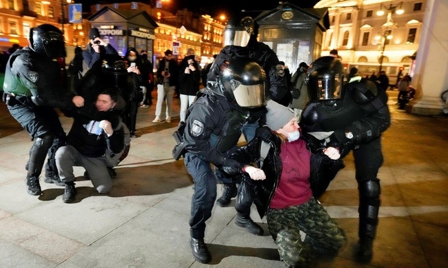 지난 1일(현지시간) 러시아 상트페테르부르크에서 경찰이 러시아의 우크라이나 공격에 반대하는 시위대를 연행하고 있다. 