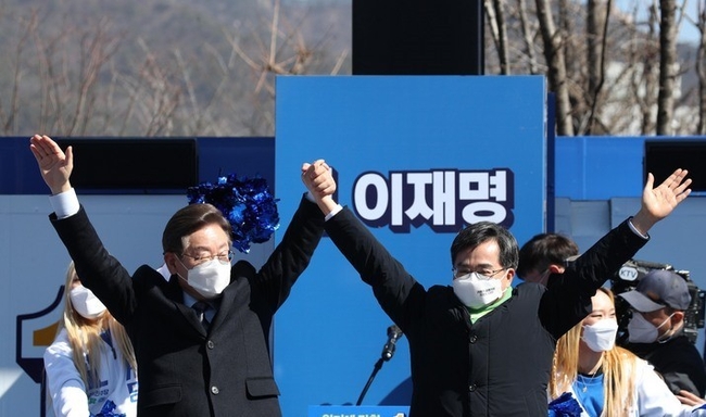 이재명 더불어민주당 대선 후보가 6일 서울 도봉산 입구에서 열린 ‘사통팔달 도봉, 서울의 신경제중심지! 이재명은 합니다!’ 도봉 집중 유세에서 김동연 새로운물결 대표와 함께 지지자들에게 인사를 하고 있다.