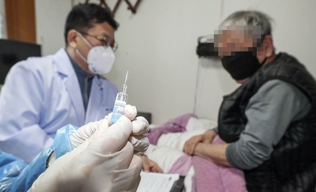 부산 남구 보건소 의료진이 지난달 28일 남구의 한 가정집을 방문, 거동이 불편한 노인에게 노바백스 백신을 주사하고 있다. 남구는 이 날부터 3월 11일까지 2주간 코로나19 노바백스 백신 방문접종을 추진한다.