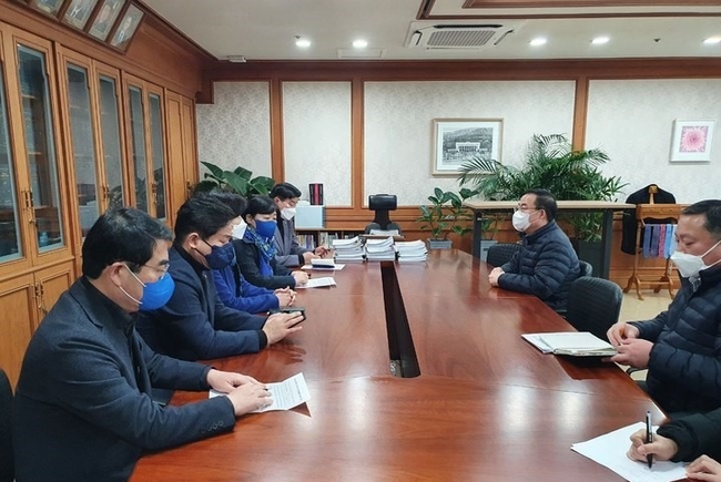  더불어민주당 서영교(왼쪽 네번째) 행안위원장과 백혜련 선대위 수석대변인을 비롯한 더불어민주당 의원들이 6일 코로나19 확진자·격리자 사전투표와 관련해 재발 방지를 촉구하며 과천 중앙선거관리위원회를 항의 방문해 김세환 중앙선관위 사무총장에게 사전투표시 발생한 문제점에 대한 강한 질타와 본투표시 대책마련을 촉구하고 있다. (사진=더불어민주당 제공)