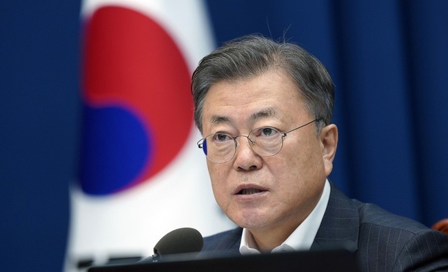 문재인 대통령이 22일 청와대 여민관에서 열린 영상국무회의에서 발언하고 있다.